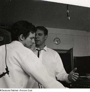 Portraitserie Karlheinz Stockhausen : Stockhausen, Karlheinz (1928.08.22 Mödrath/Kerpen - 2007.12.05 Kürten-Kettenberg), Komponist. Aufnahmen im Studio für elektronische Musik des Westdeutschen Rundfunks Köln (WDR) mit Studioleiter und Komponisten David Johnson (1940-1921)