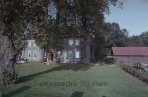 Lasbeker Straße 15: links altes Amtshaus Tremsbüttel
