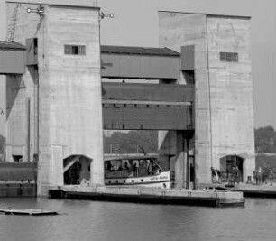 Ausfahrt Fahrgastschiff Schleuse Feudenheim