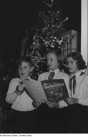 Singende Kinder auf der Weihnachtsfeier der Pioniere der 28. und 40. Grundschule