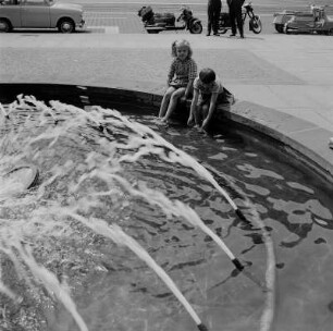 Dresden. Runder Brunnen Ernst-Thälmann-Straße Nordseite von 1969