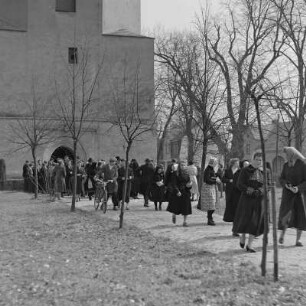 Kirchgängerinnen in Schleifer Tracht in Schleife. : Kemšerki w Slepjanskej drasće w Slepom.