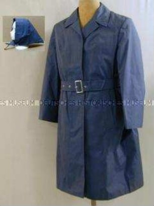 Regenmantel mit Kopftuch für weibliche Angehörige des Deutschen Roten Kreuzes der DDR - Bahnhofsdienst
