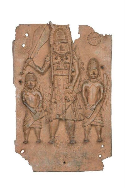 Plaque en relief : haut dignitaire avec épée de cérémonie et deux compagnons