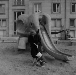 Dresden. Innenhof der Bebauung zwischen Weißer Gasse und Gewandhausstraße mit kleinem Spielplatz