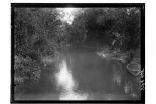 Kanal oder Fluss : Thailand. Blick auf einen Khlong oder Fluss mit Booten am Ufer, 1908/1913