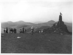 Rhön. Blick von der Wasserkuppe mit Fliegerdenkmal auf die Rhönberge