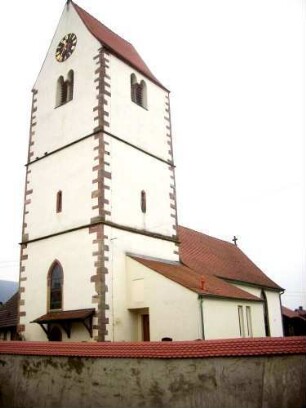 Ansicht von Nordosten mit Kirche (im Kern Romanisch) über Kirchturm und Langhaus