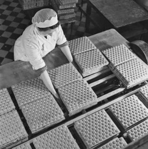 Arbeiterin in der Produktion von Bahlsen