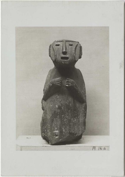 Figure en pierre d'un homme accroupi en basalte gris foncé, hauteur 31 cm. Vue de face.