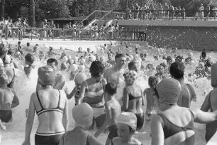 Badebetrieb im Rheinstrandbad Rappenwört.