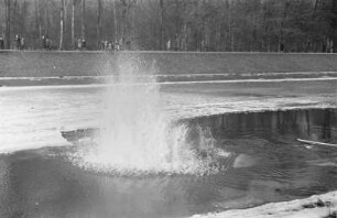 Eissprengung : Eissprengung im zugefrorenen Elsterflusslauf