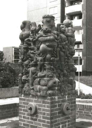Dresden-Gorbitz. Märchenbrunnen. Aufsatz mit Tierplastiken