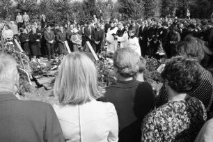 Beisetzung der ermordeten 18jährigen Brigitte Rudlof auf dem Karlsruher Hauptfriedhof.