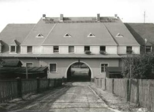 Berggießhübel (Bad Gottleuba-Berggießhübel), Ernst-Thälmann-Straße (Siedlung) 16-13. Stadtsiedlung am rechten Gottleubahang. 1927 ff. Doppelwohnhaus. Mittelbau. Rückseite mit Durchgang