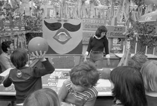 Patenschaft der Stadt Karlsruhe für die ARD-Fernsehlotterie 1977 "Ein Platz an der Sonne". Frühlingsfest der Eichendorffschule zu Gunsten der Lotterie