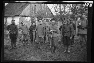 Wirballen (=Virbalis, Litauen): Wachsoldat und Gruppe von russischen Kriegsgefangenen mit Spaten ("Gefangene russische Infanterie und Artillerie")