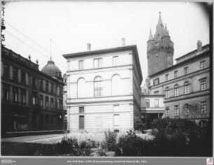 Senckenbergische Bibliothek im Botanischen Garten nach Westen, im Hintergrund Eschenheimer Turm