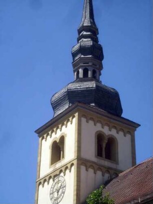 Evangelische Pfarrkirche-Kirchturm (romanische Gründung) von Südosten-Glockengeschoss mit Biforien und Rundbogenfries sowie Zwiebelhaube mit Dachturm (18 Jh)