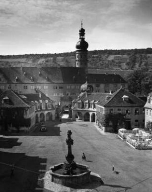 Weikersheim. Schloss (1595-1610 und 1679-1684; W. Beringer, P. Platz, J. C. Lüttich). Ansicht über den Vorplatz mit Brunnen