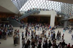Paris - Menschen im Louvre : Unterirdischer Eingangsbreich mit den Kassen, Museum Louvre. Paris, 2006