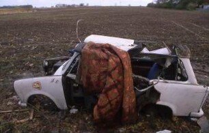 Totalschaden eines Trabant nach Unfall : Wenn ein Auto vom Typ Trabant in einen Unfall verwickelt wird, zersplittert die Duroplast-Karosserie. Aufgenommen ca. 1990 in der DDR