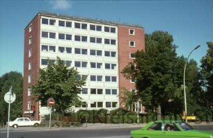 Erweiterungsbau "Hochhaus" [später Gebäude B]: im Vordergrund Mommsenstraße, links Einmündung von Bangertstraße