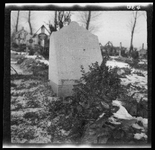 Fresnes-les-Montauban (Dep. Pas-de-Calais, Frankreich): Gedenkstein ("Franzosenstein") auf dem Friedhof
