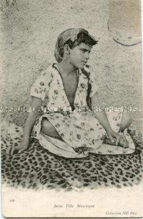 Arabisches Mädchen auf Leopardenfell