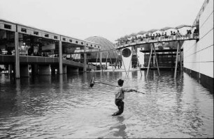 Lausanne: Sektion Verkehr, Wasserfläche mit Monorail, Vordergrund Bassinreiniger im Wasser