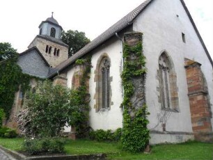 Ansicht von Südosten mit Langhaus über Traufseite querab (gotisch überarbeitet mit Strebepfeilern) sowie Anbau im Süden und Kirchturm
