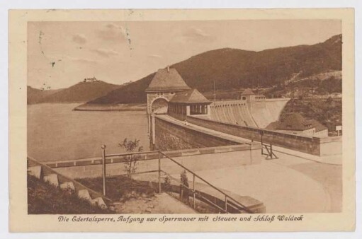 Die Edertalsperre, Aufgang zur Sperrmauer mit Stausee und Schloß Waldeck