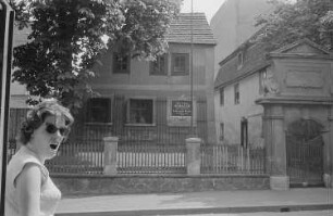 Ansicht des Schillerhauses in Leipzig, links Renate Rössing