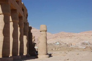 Luxor - Tempelanlage : Ramesseum-Tempel des Pharao Ramses II. in Theben-West und das Dorf El Gourna vor dem Thebenberg, aufgenommen bei Luxor 2006