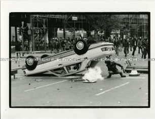 Brennendes Auto bei der Anti-Reagan-Demonstration am Nollendorfplatz