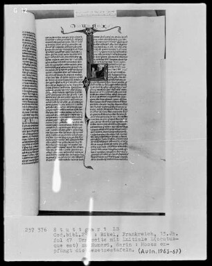 Bibel — Initiale L (ocutusque est), darin empfängt Moses die Gesetzestafeln, Folio 47recto