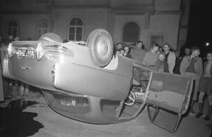Verkehrsunfall zwischen 2 PKWs auf der Kreuzung Hirschstraße/Graf Rhena-Straße.
