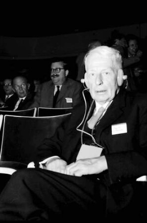15. Tagung 1965 Physiker; Maikäferrede: Sir George P. Thomson mit Kopfhörern