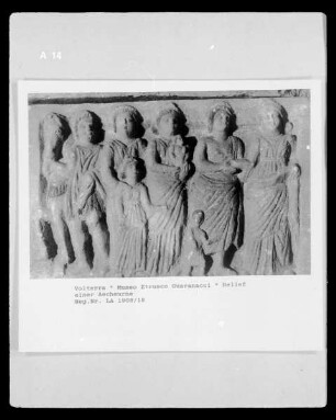 Relief einer Ascheurne