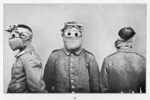 Foto der angelegten französischen Dreischichtenbinde ("Baillon") gegen Kampfgas (Druck)