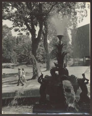 Palaisgarten mit Springbrunnen und Aula der Musikakademie. Detmold. Neustadt. Papierabzug