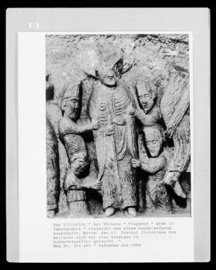 Der heilige Bischof Victorinus von Amiterno wird von vier Schergen in übelriechende Schwefelquellen getaucht