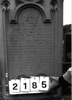Grabstein 2185 (Index: 100097206) Maße HxBxT: 180x55x24 cm Symbolik: Blumenkranz, Hände der Treue: Grabstein 2185 (Detailaufnahme)