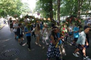 Bad Oldesloe: Kindervogelschießen: Am Bürgerpark, Blickrichtung Westen: Einzug auf den Exer: Festumzug Klaus-Groth-Schule Klasse 2a, teils mit Blumenschmuck: im Hintergrund Jugendfreizeitstätte (JuZe): 13. Juli 2023