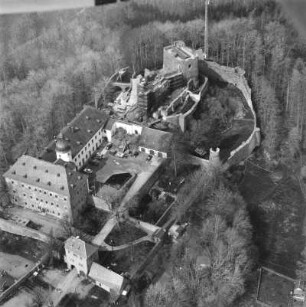 Frauenstein. Schloß und Burgruine. Luftbildschrägaufnahme von Süden