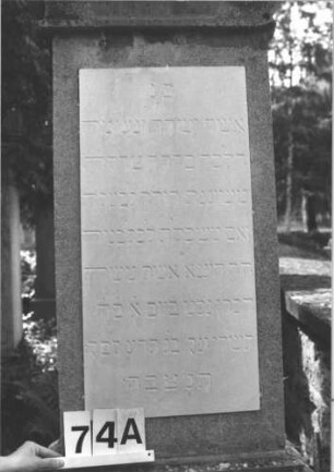Grabstein 74 (Index: 100114195) Material: Kalkstein mit zwei weißen Marmorplatten Zustand: gut Maße HxBxT: 210x66x38 cm Beschreibung: Stele, getreppter Sockel, Giebel mit Eckakroteren, Schrifttafel rechteckig: Grabstein 74A