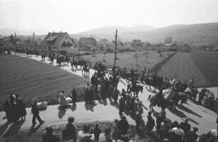 Freiburg; St. Georgen: St. Georgsritt; Prozession über das Feld