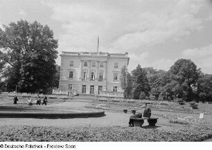 Ansicht des "Weißen Hauses" im Park des Ausstellungsgeländes