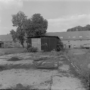 Dresden-Pillnitz (Dresden), August-Böckstiegel-Straße 1. Ehem. Kammergut. Hofansicht des Nordostflügels und Giebelansicht des Kälberstalls (wohl 18. Jahrhundert)