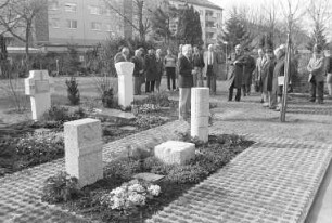 Vorstellung von fünf Mustergräbern Karlsruher Friedhofsgärtner auf dem Friedhof Mühlburg